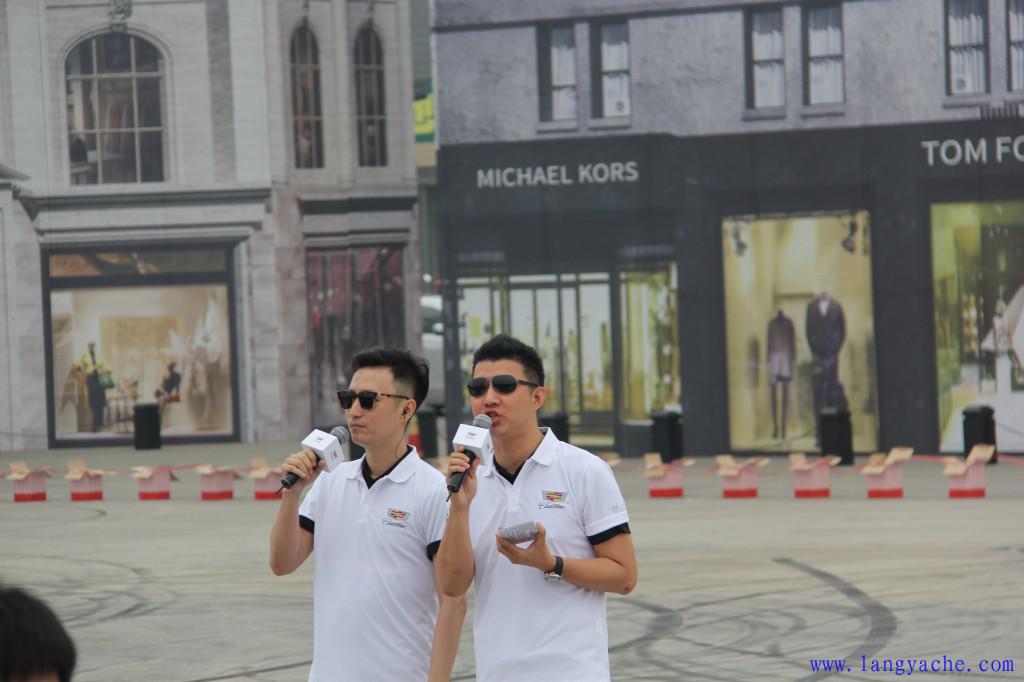 凯迪拉克灯光秀豪车,凯迪拉克飙车的精彩片段