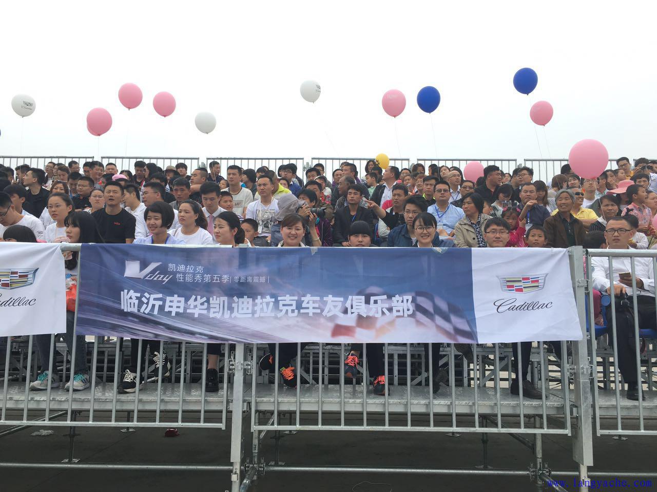 凯迪拉克灯光秀豪车,凯迪拉克飙车的精彩片段