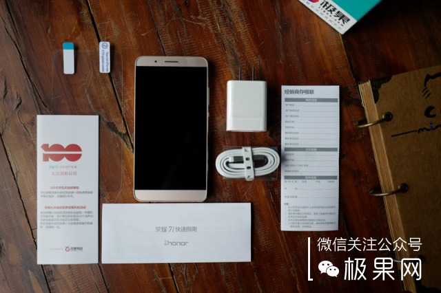 荣耀的这个电话充满心机，镜头竟可以翻转180°