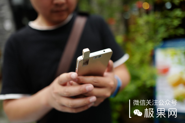 荣耀的这个电话充满心机，镜头竟可以翻转180°