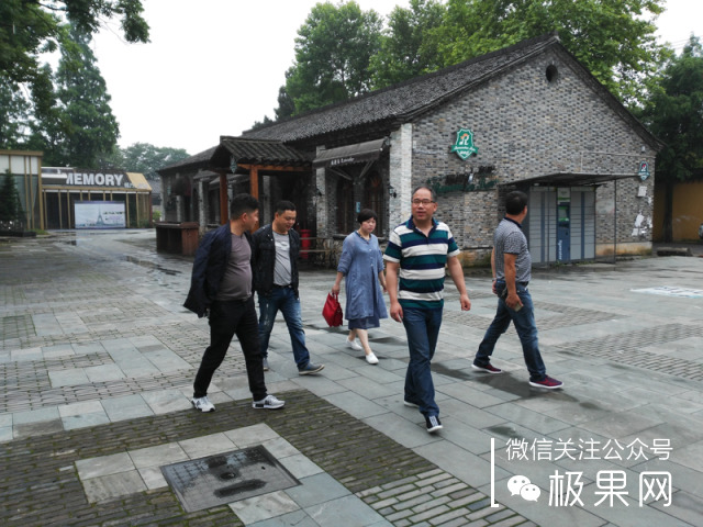 荣耀的这个电话充满心机，镜头竟可以翻转180°