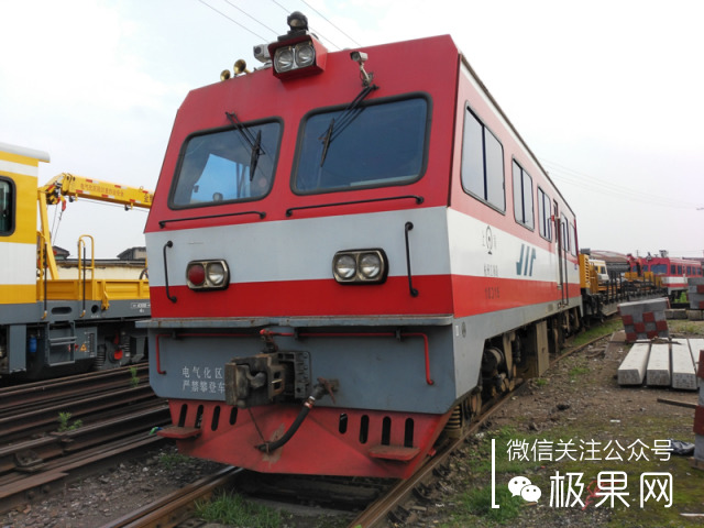 荣耀的这个电话充满心机，镜头竟可以翻转180°