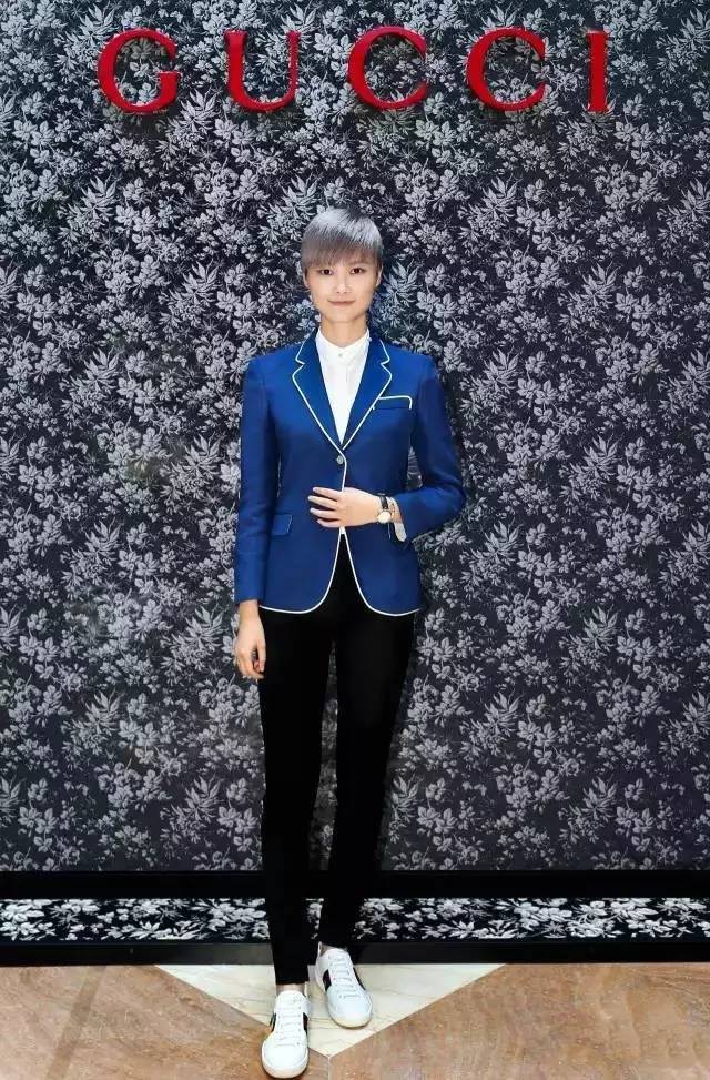 告别撞鞋尴尬这款小白鞋舒适透气,撞鞋尴尬怎么办