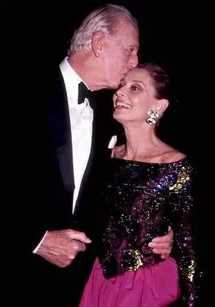 拥有奥黛丽赫本的优雅,奥黛丽赫本一生把优雅做到了极致