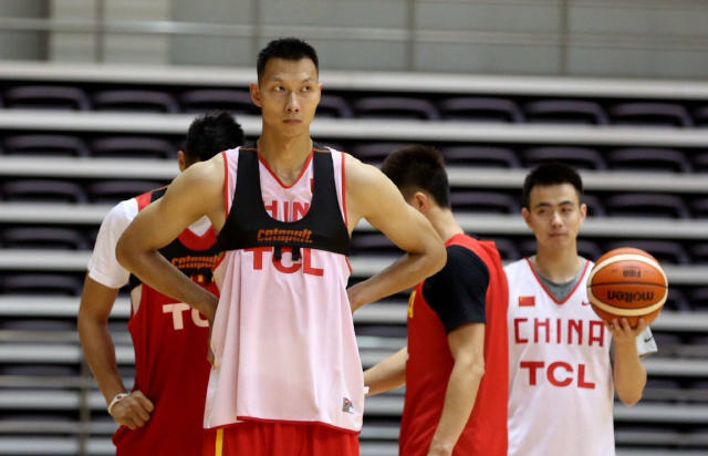 他是男篮核心却被批软蛋，耍大牌险自毁前程，娶超模娇妻家庭幸福