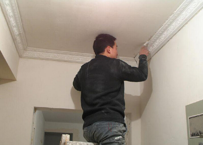 石膏线已经贴完了怎么安装柜子,电视背景墙石膏线的正确安装方法
