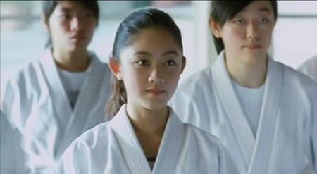 她曾与众多大腕有合作，因拒绝*规则潜**退出娱乐圈，经商失败险自杀