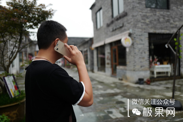 荣耀的这个电话充满心机，镜头竟可以翻转180°