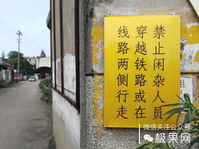 荣耀的这个电话充满心机，镜头竟可以翻转180°