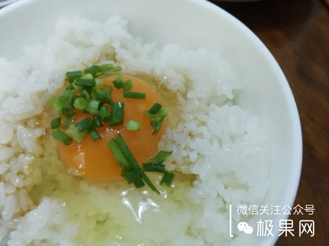 荣耀的这个电话充满心机，镜头竟可以翻转180°