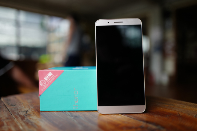 荣耀的这个电话充满心机，镜头竟可以翻转180°