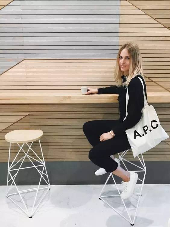 告别撞鞋尴尬这款小白鞋舒适透气,撞鞋尴尬怎么办