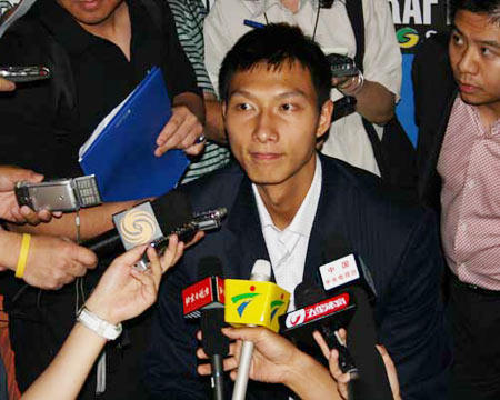 他是男篮核心却被批软蛋，耍大牌险自毁前程，娶超模娇妻家庭幸福