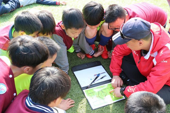 足球小将间的角逐兰溪2018年小学生足球联赛开赛