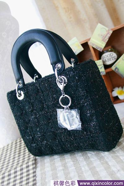 经典的菱格图案,粉色菱格包怎么搭配衣服