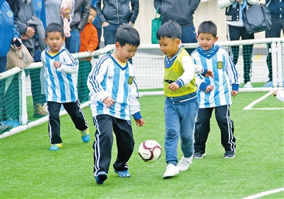 小学足球新生第一堂课,幼儿园第一节足球课该怎么上