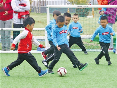 小学足球新生第一堂课,幼儿园第一节足球课该怎么上