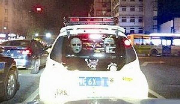 长春车顶玩偶无牙仔违法吗,汽车车顶超大玩偶草莓熊