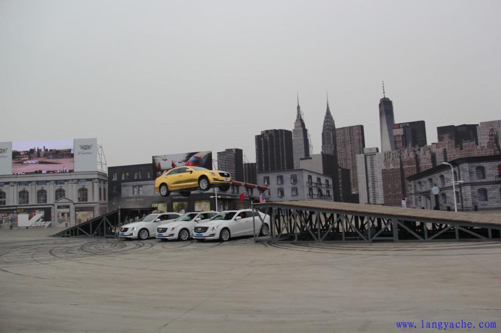 凯迪拉克灯光秀豪车,凯迪拉克飙车的精彩片段