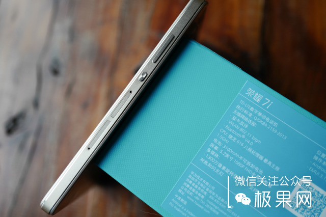 荣耀的这个电话充满心机，镜头竟可以翻转180°