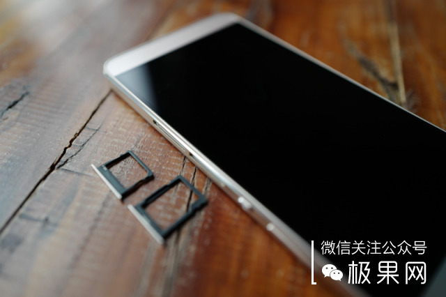 荣耀的这个电话充满心机，镜头竟可以翻转180°