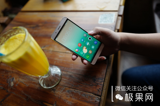 荣耀的这个电话充满心机，镜头竟可以翻转180°