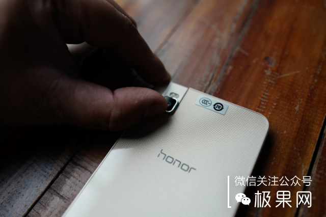 荣耀的这个电话充满心机，镜头竟可以翻转180°