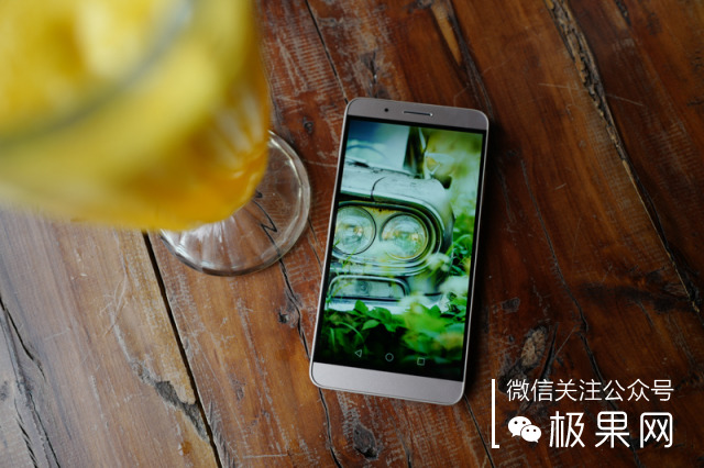 荣耀的这个电话充满心机，镜头竟可以翻转180°