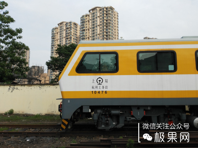 荣耀的这个电话充满心机，镜头竟可以翻转180°