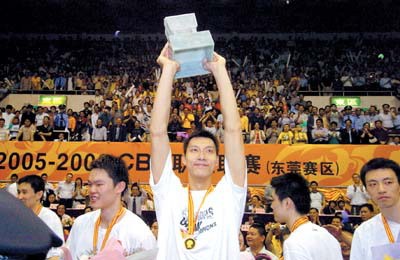 他是男篮核心却被批软蛋，耍大牌险自毁前程，娶超模娇妻家庭幸福