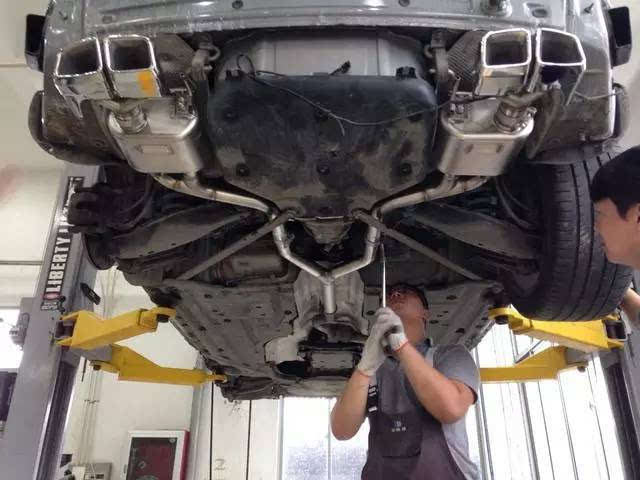 老板22万买二手豪车，车上传出异响，修车师傅检查后冒出冷汗！