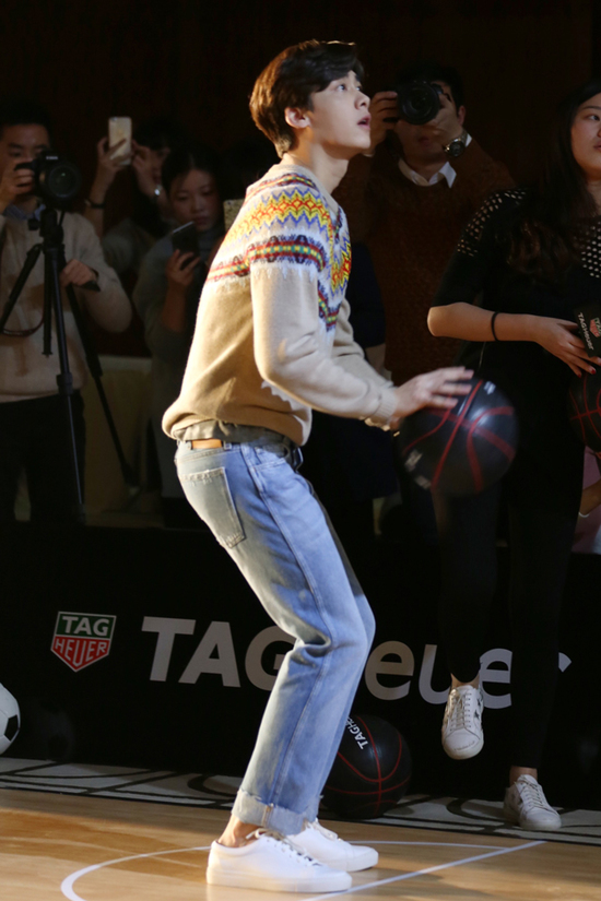 李易峰nba名人赛,三分扣篮嗨爆全场李易峰