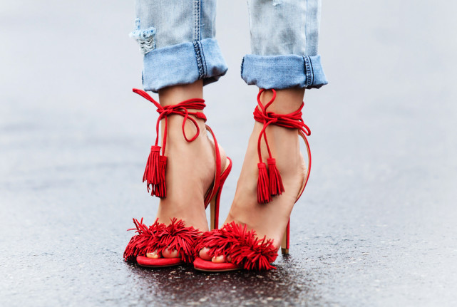 盘点百搭爆款大牌凉鞋,2022年夏明星同款的凉鞋爆款