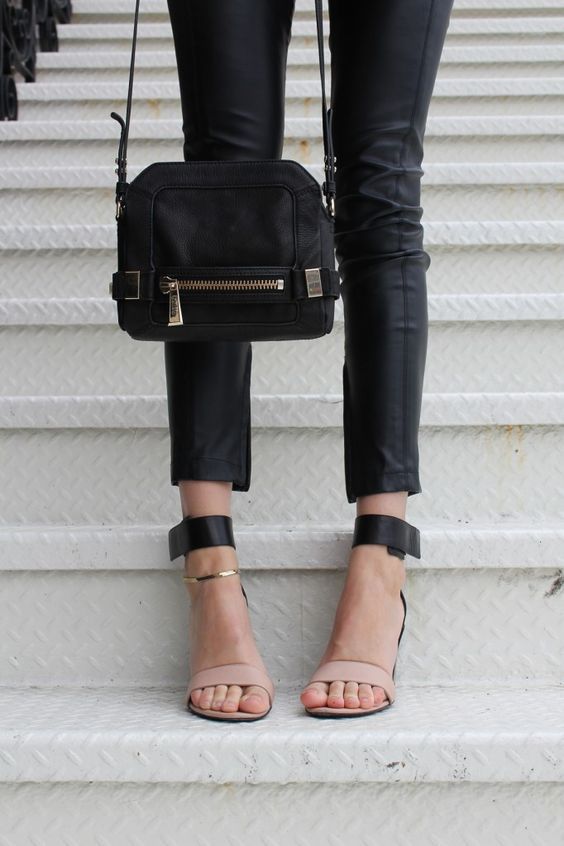 盘点百搭爆款大牌凉鞋,2022年夏明星同款的凉鞋爆款