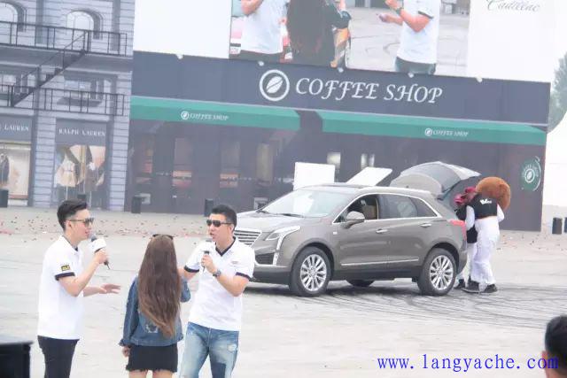 凯迪拉克灯光秀豪车,凯迪拉克飙车的精彩片段