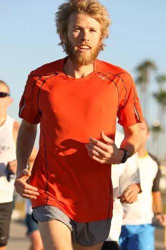 怎么样穿跑步服好看,跑步训练穿衣搭配