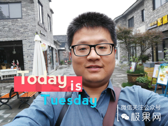 荣耀的这个电话充满心机，镜头竟可以翻转180°