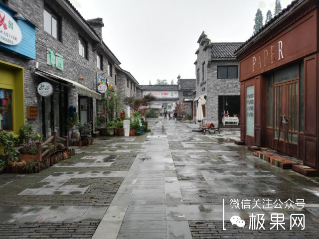 荣耀的这个电话充满心机，镜头竟可以翻转180°