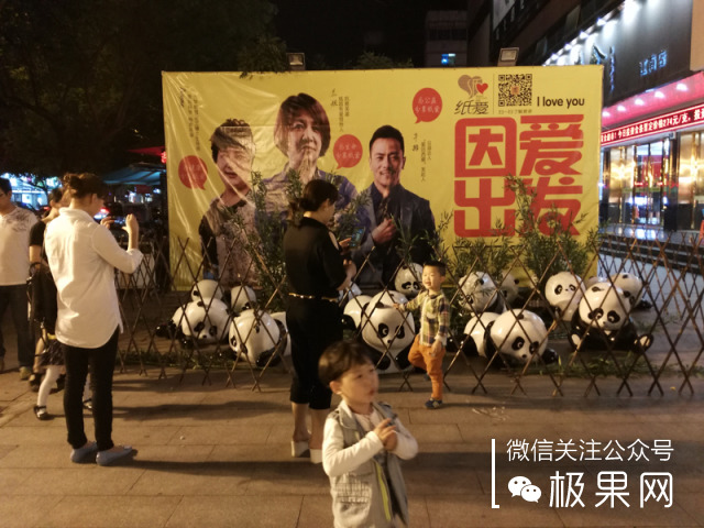 荣耀的这个电话充满心机，镜头竟可以翻转180°