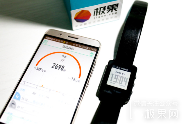 荣耀的这个电话充满心机，镜头竟可以翻转180°