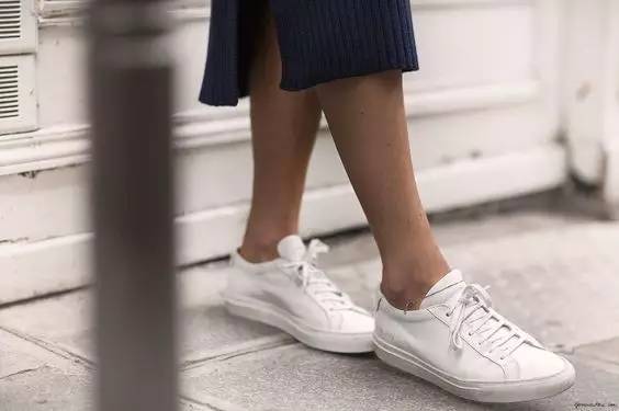 告别撞鞋尴尬这款小白鞋舒适透气,撞鞋尴尬怎么办