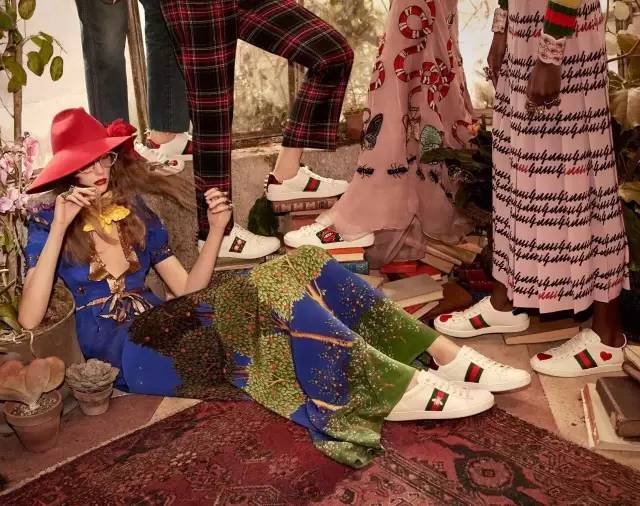 告别撞鞋尴尬这款小白鞋舒适透气,撞鞋尴尬怎么办