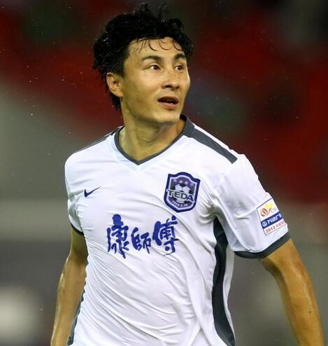 他被球迷称为“大头”头球出色却也曾被柬埔寨前锋戏耍