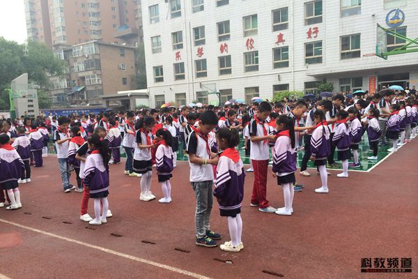 中学少先队入队仪式授旗,少先队建队73周年升旗仪式