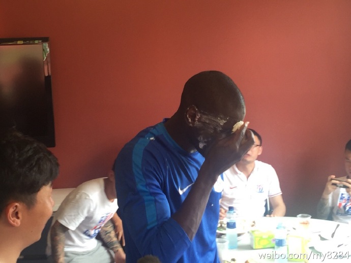 李帅和郜林,李帅拥抱郜林