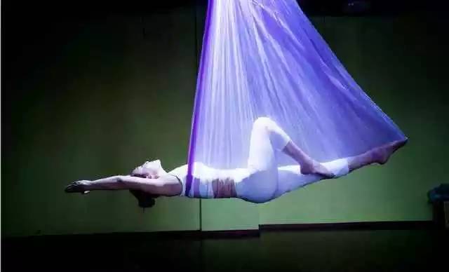 怎样学会空中劈叉,怎么学会空中劈叉