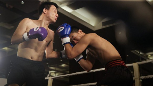 日本拳击手被中国选手一拳毙命,犯规的日本拳击手被暴打