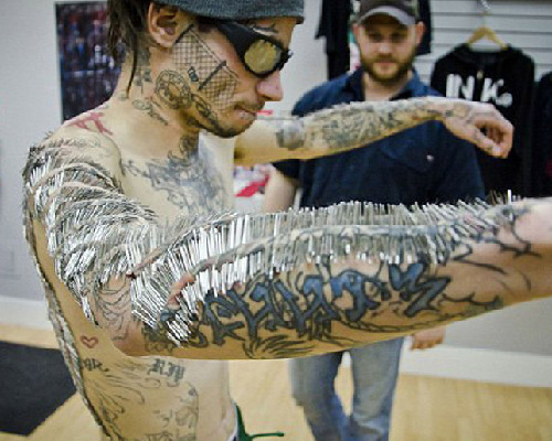 纹身满背被扎针,纹身看着都疼的视频