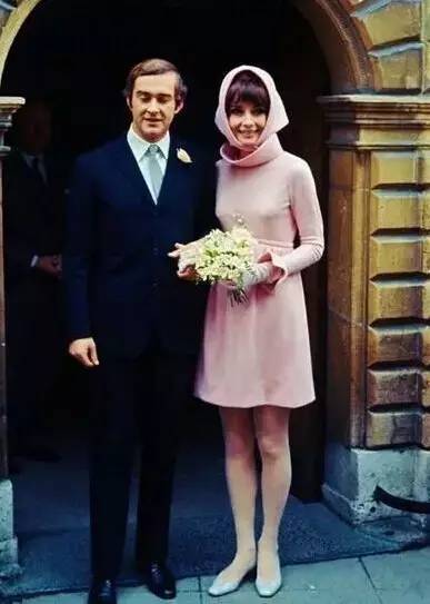 拥有奥黛丽赫本的优雅,奥黛丽赫本一生把优雅做到了极致