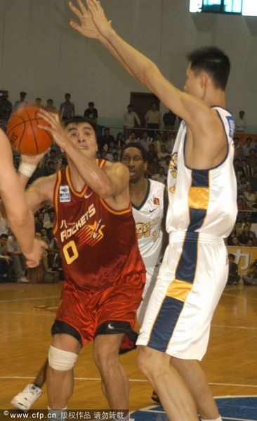 他是男篮核心却被批软蛋，耍大牌险自毁前程，娶超模娇妻家庭幸福